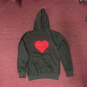 Black Hoodie with Red Heart “AMAME” Graphic – Cozy & Stylish